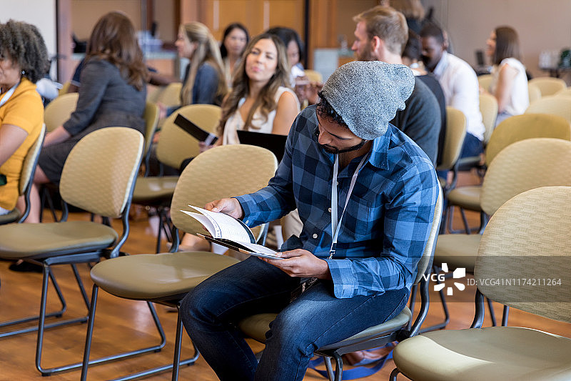 青年男子参加会议活动图片素材