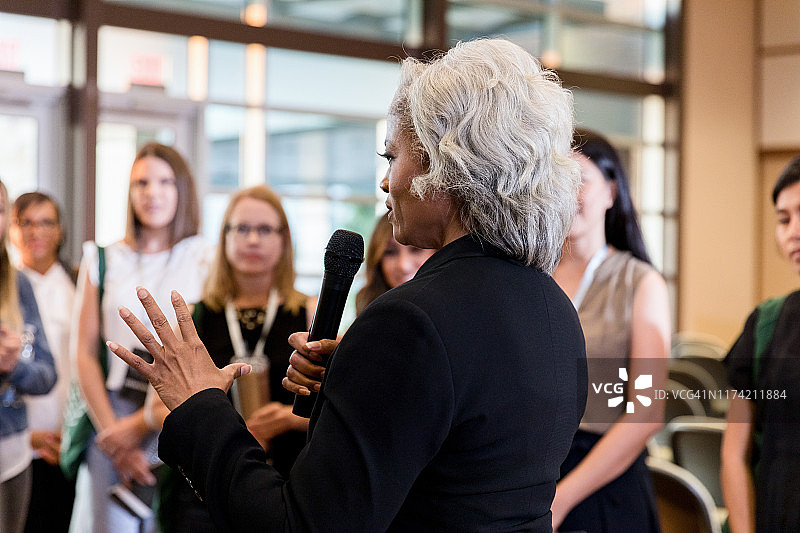 政治候选人在市政厅会议上向群众讲话图片素材