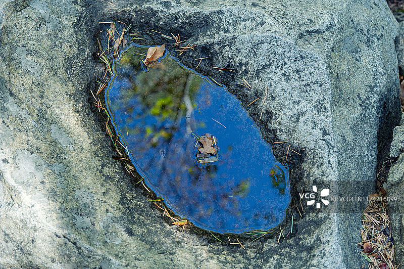 石上的小水池倒映着蓝天，宛如嵌入巨石的翠玉图片素材