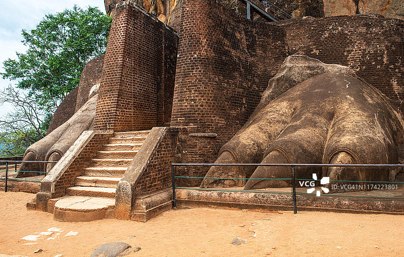 斯里兰卡狮子岩顶部的狮爪和狭窄楼梯图片素材