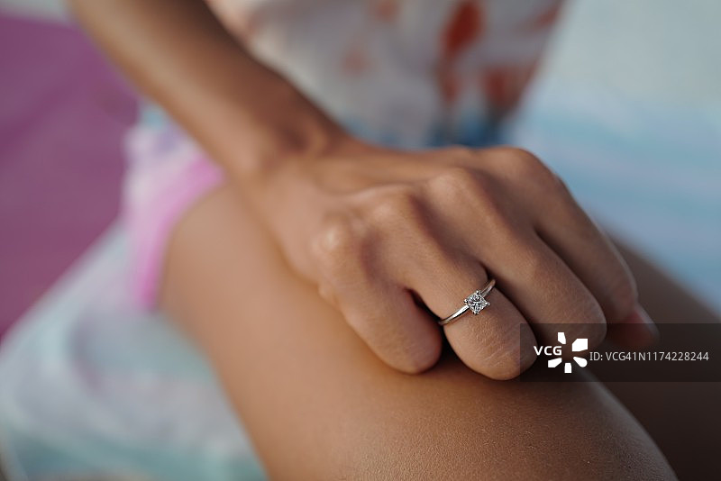 女孩手上的钻石结婚戒指图片素材