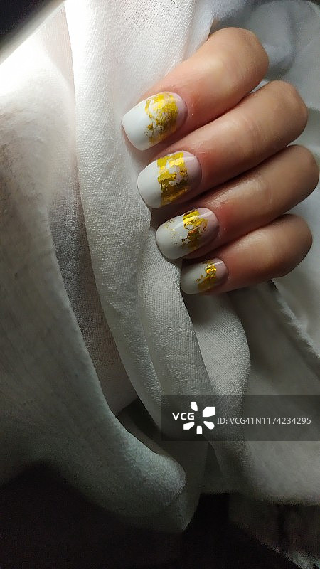 女士金色美甲特写图片素材