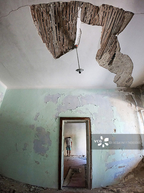 在废弃房间里的男子图片素材