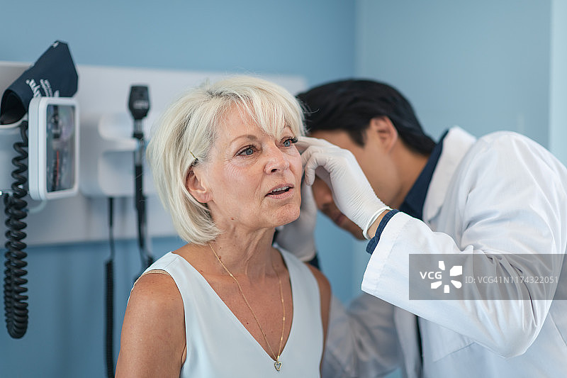 中年妇女与男医生进行医疗咨询图片素材