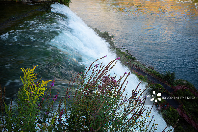 悬崖上奔流而下的水图片素材
