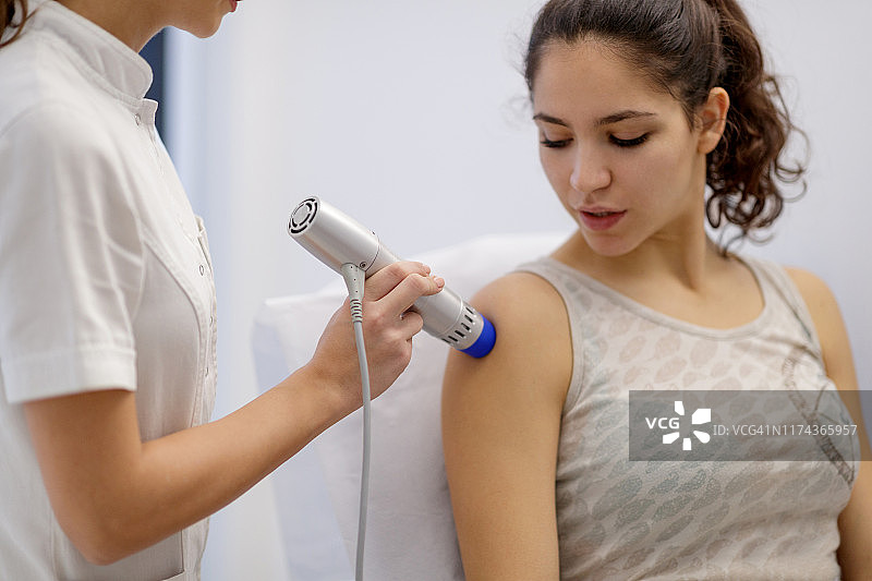 使用冲击波治疗仪治疗患者图片素材