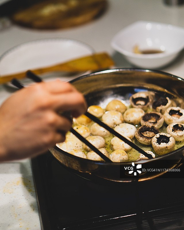 用筷子烹饪蘑菇汤图片素材