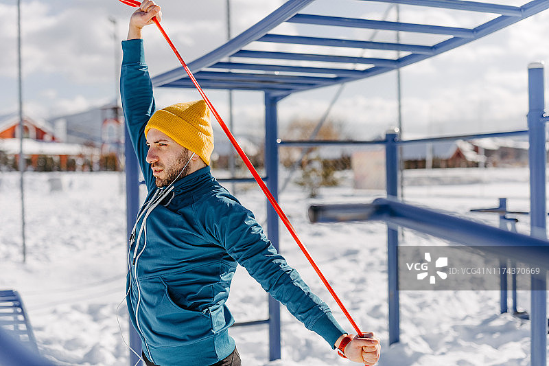 用阻力带锻炼手臂力量图片素材