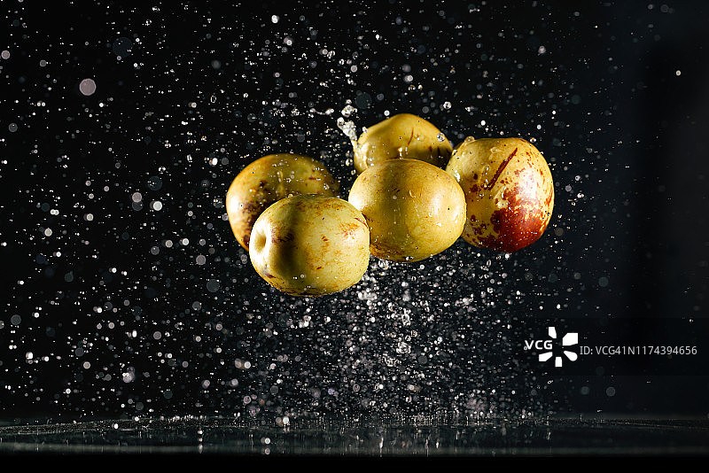 高速摄影捕捉到的新鲜红枣图片素材