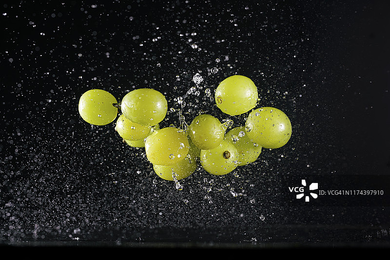 半空中飞舞的新鲜葡萄图片素材