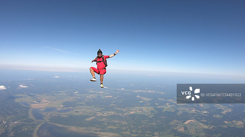 跳伞员在晴朗的天空飞翔图片素材