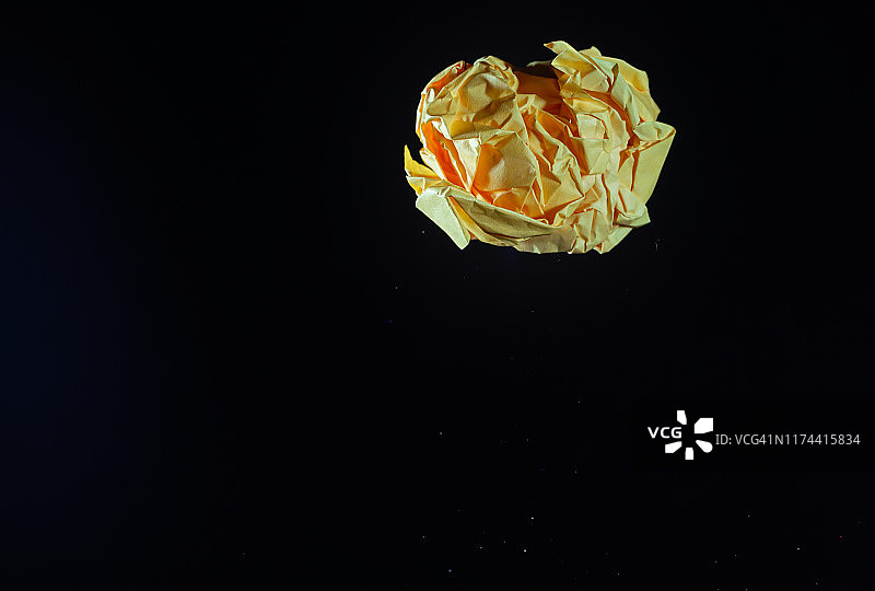 在半空中舞动的包装废纸，高速拍摄图片素材