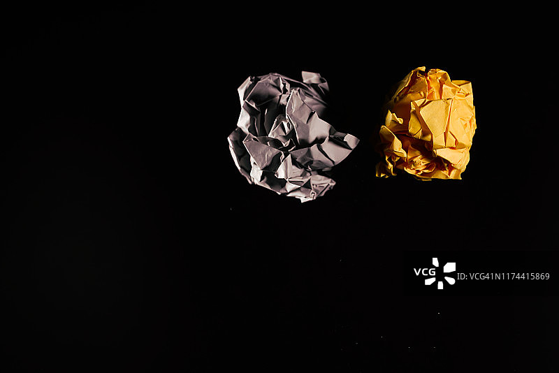 在半空中舞动的包装废纸，高速拍摄图片素材