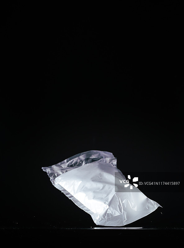 高速同步拍摄的塑料气囊在空中飞舞图片素材