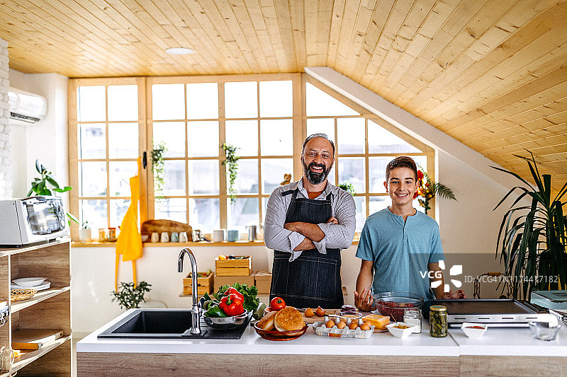 他们是厨房里最好的烹饪团队图片素材
