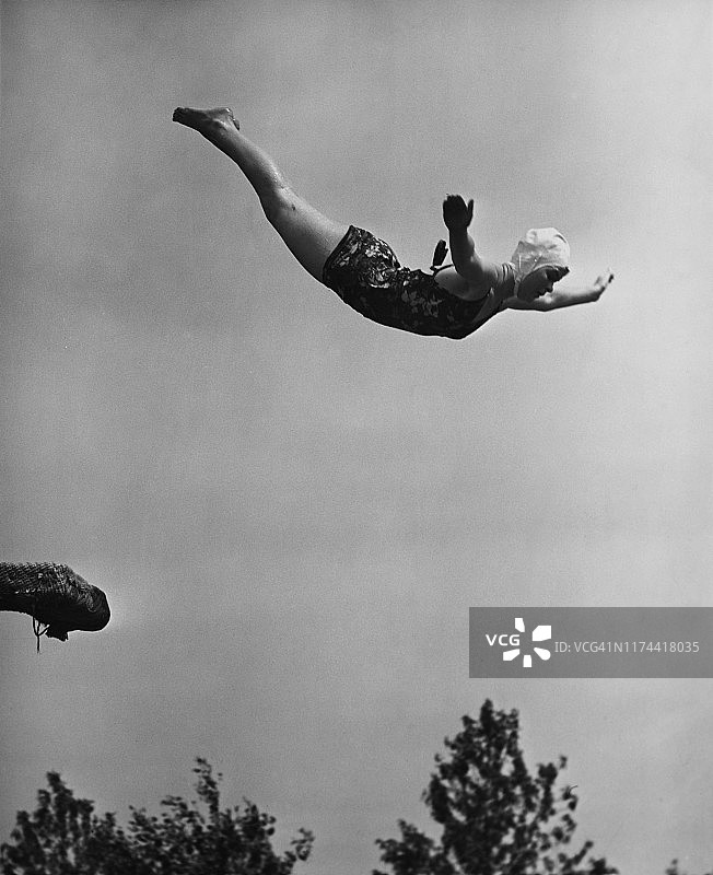 女人跳水图片素材