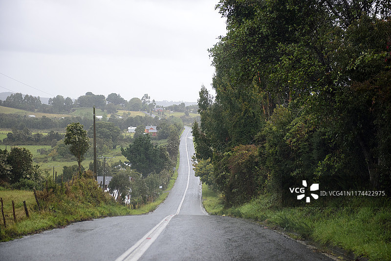 智利奇洛埃岛金查奥岛的蜿蜒道路图片素材