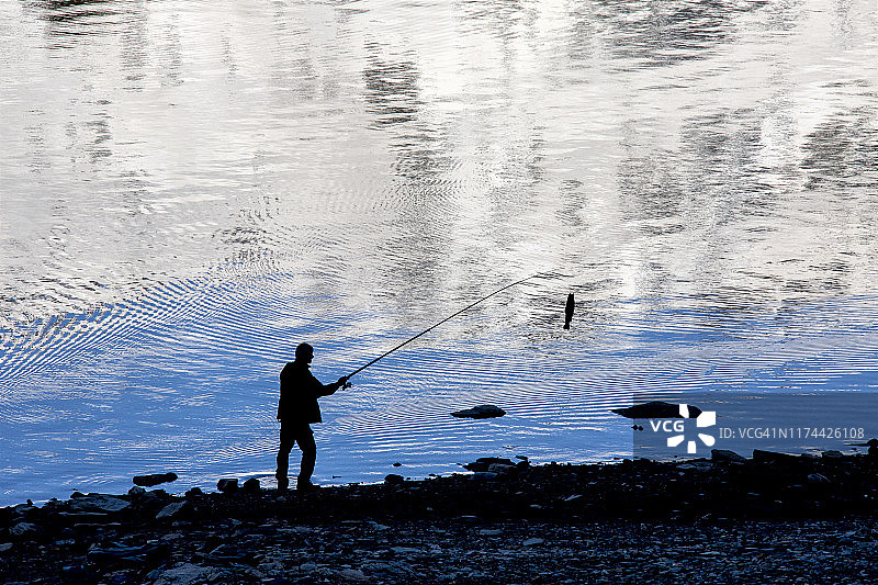渔夫在意大利蒙特斯普卢加湖捕鱼图片素材