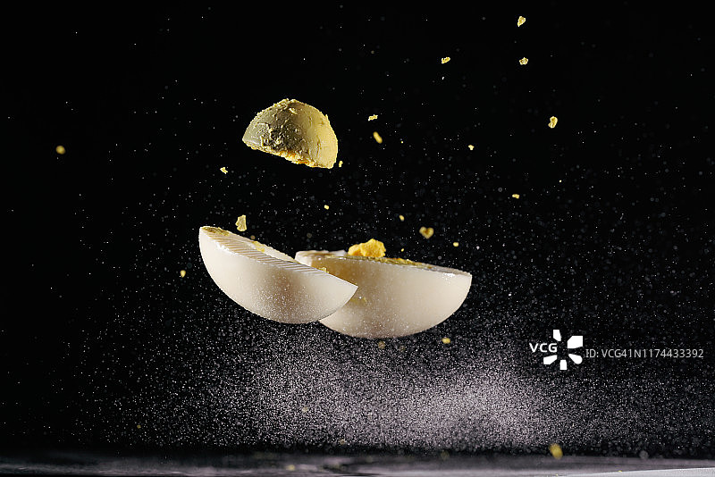 无壳熟鸡蛋与面粉高速同步图片素材