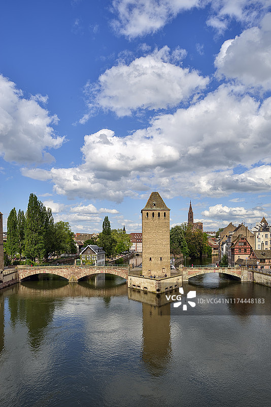 法国斯特拉斯堡伊尔河上的廊桥图片素材