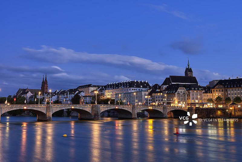 中世纪的米特勒莱茵桥（一座横跨莱茵河的石桥）和马丁教堂，可欣赏巴塞尔天际线的黄昏景色，瑞士巴塞尔市图片素材