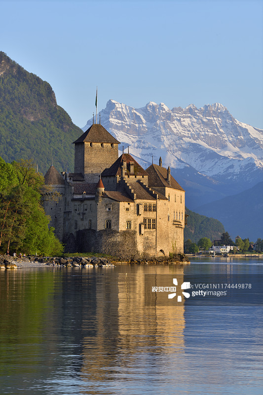 夕阳下的西庸城堡，位于日内瓦湖畔，背景是米迪山图片素材