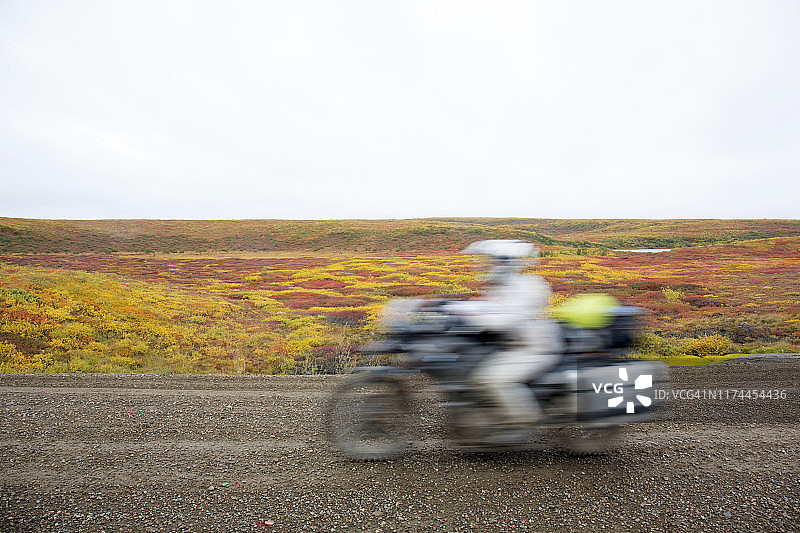 越野摩托车在泥泞道路上飞驰图片素材