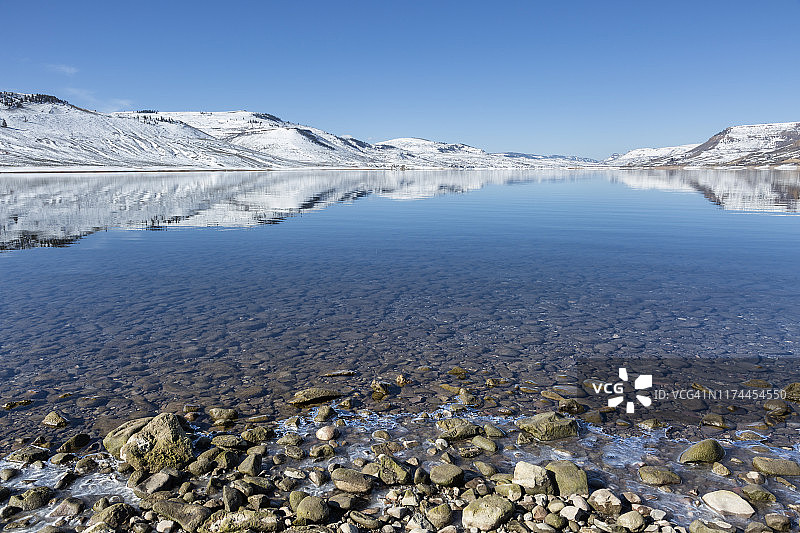 冬季的蓝色台地水库图片素材