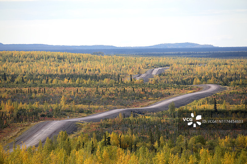 秋季荒野中的公路图片素材