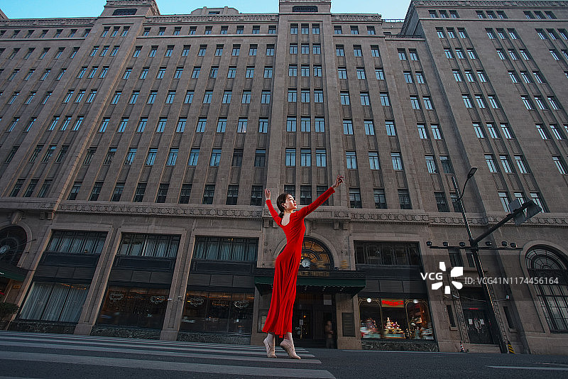 年轻的芭蕾舞演员在中国上海外滩的历史酒店建筑中跳舞图片素材