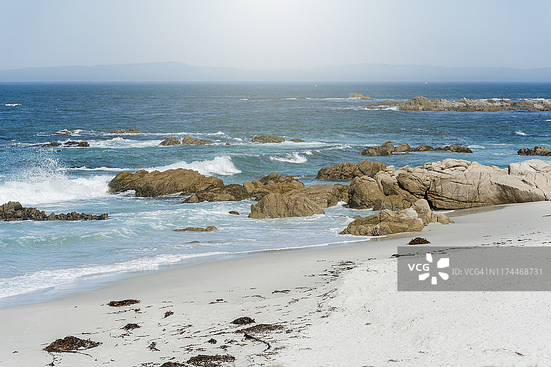 美国西海岸的礁石和太平洋海浪图片素材