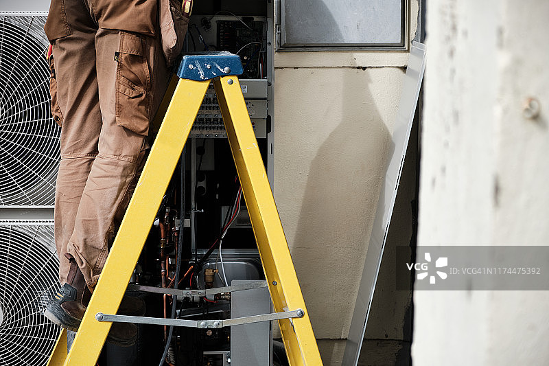 建筑承包商安装可再生能源系统图片素材