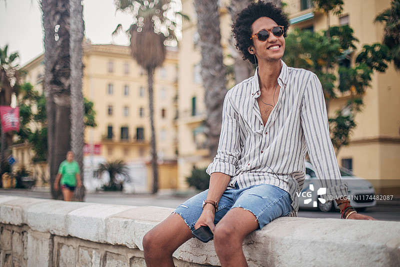 快乐的男子用手机听音乐图片素材