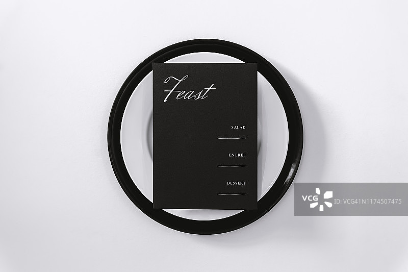 盘子上带有菜单的黑色纸卡图片素材
