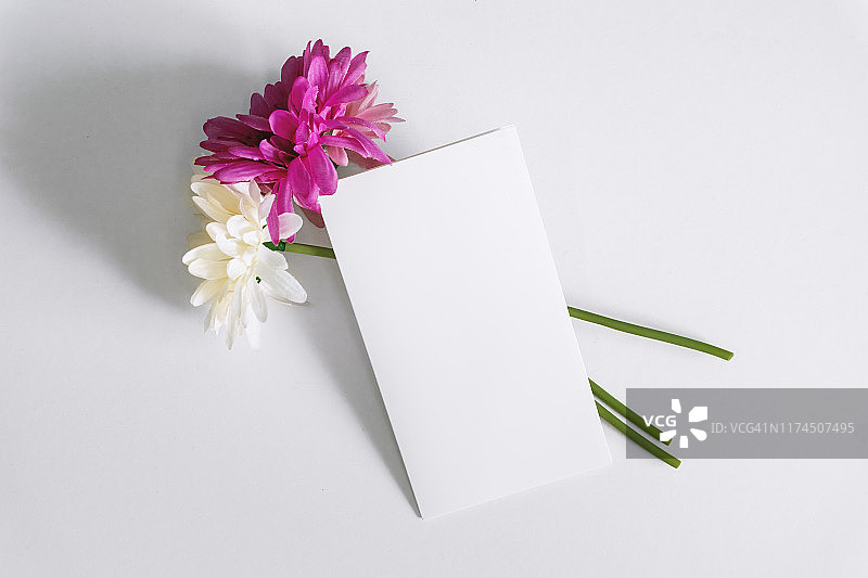 白色空白卡片和花朵图片素材