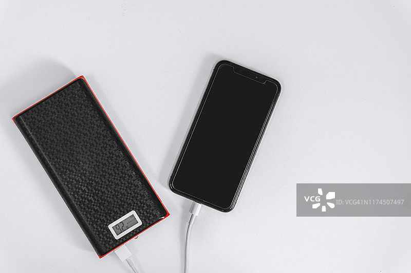 充电宝为智能手机充电图片素材