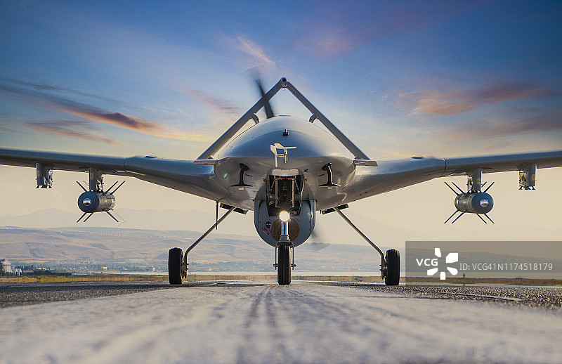 跑道上的武装无人机图片素材