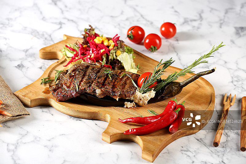 茄子配肉片和番茄图片素材