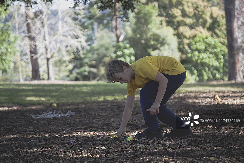 小男孩在公园里捡垃圾图片素材