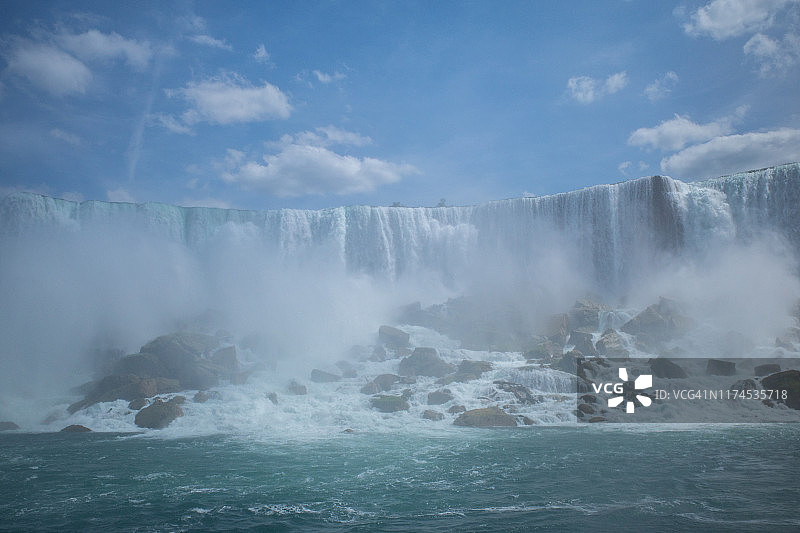 雾中少女号游船上的美国瀑布景观图片素材