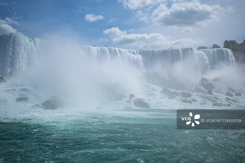 雾中少女号游船上的美国瀑布景观图片素材