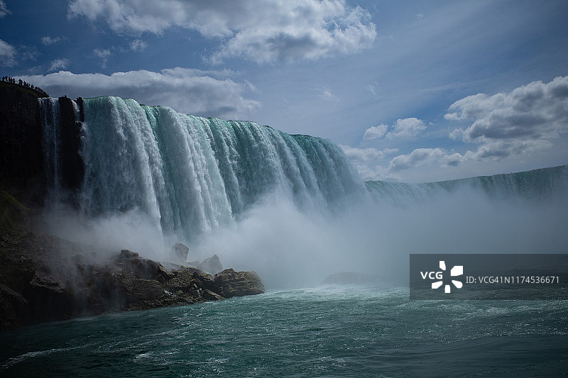 雾中少女号游船上的马蹄瀑布近景图片素材