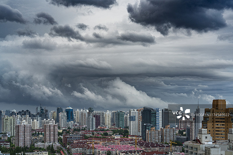 暴风雨天空下的上海外滩图片素材