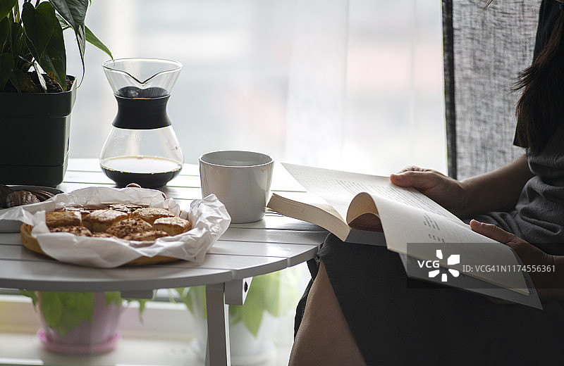 咖啡休息：自制饼干与阅读时光图片素材