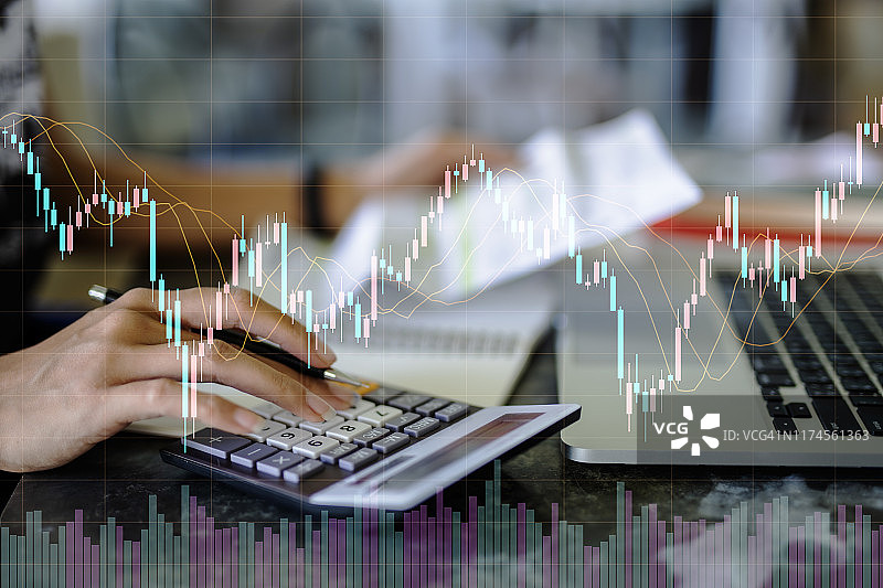 亚洲年轻女性分析财务数据特写，会计和财务概念图片素材