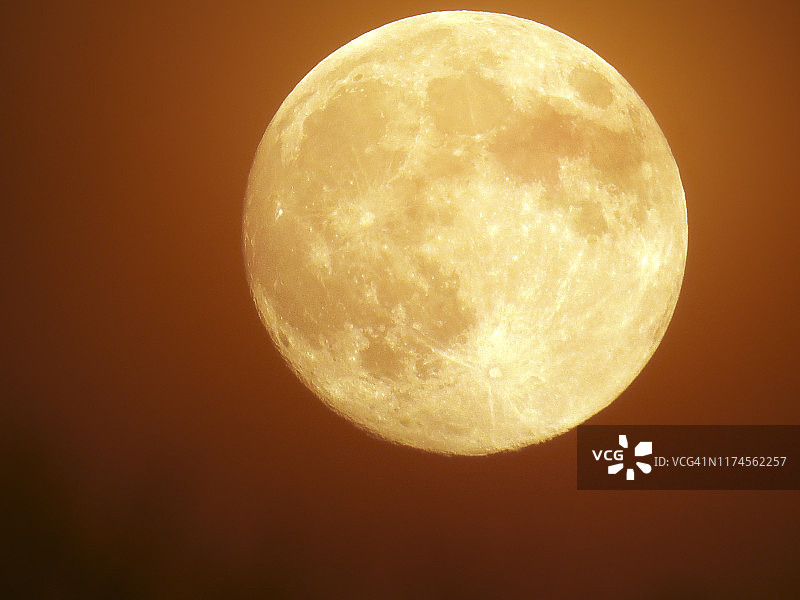 黑色天空中的满月图片素材