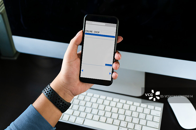移动性和现代生活方式概念：年轻人在网上购物图片素材