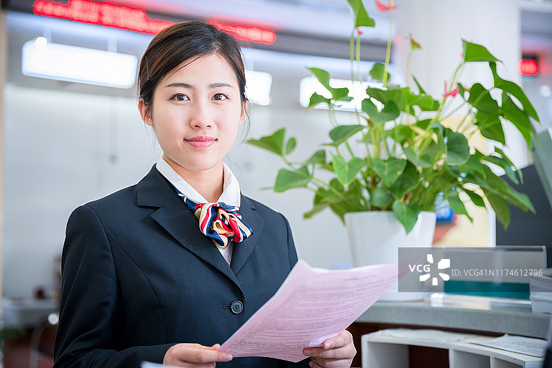 中国银行柜员和零售银行内部图片素材