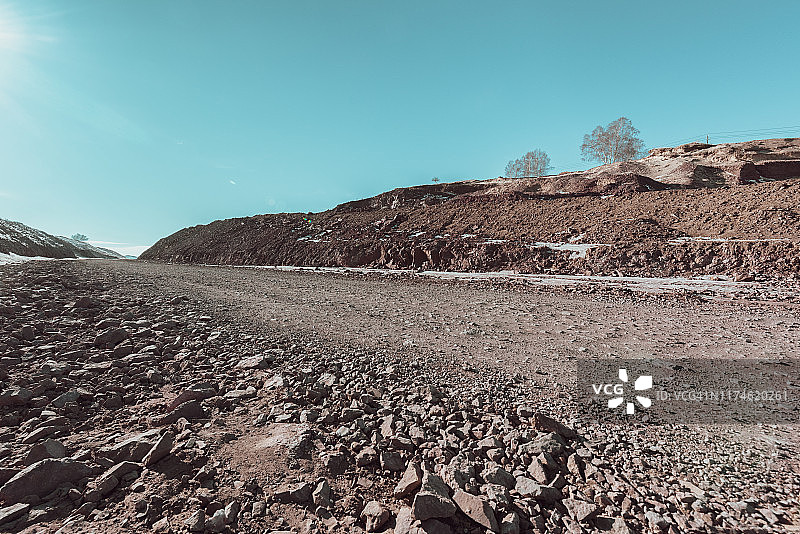 空旷的碎石路图片素材