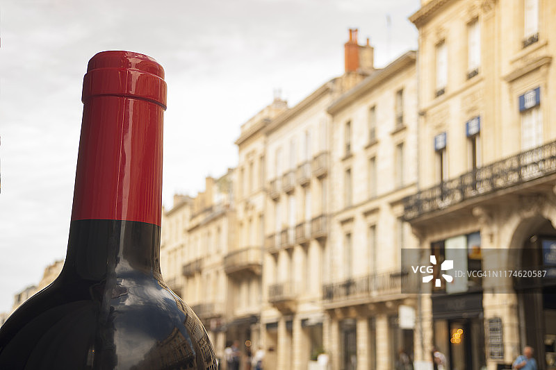 波尔多街头的波尔多葡萄酒瓶图片素材